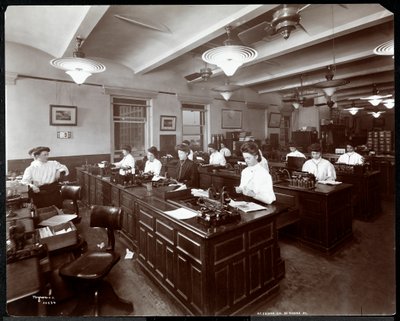 Vue intérieure des femmes aux machines à dicter à la New York Edison Co. au 55 Duane Street, New York, 1905 - Byron Company